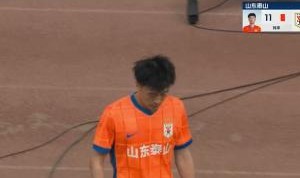 送礼+染红！刘洋两黄变一红被罚下，无缘下轮客战亚泰