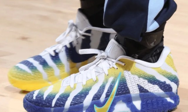 开云入口-莫兰特穿着莫瑞州立大学配色JA3，得到23分12助攻3盖帽