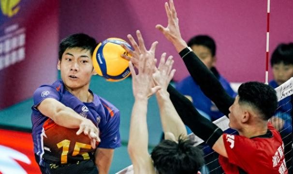 开云中国-19岁“小孩哥”王泊涵接过金牌教头沈琼15号球衣，中国男排主攻线新星诞生|上海男排|上海女排|训练|联赛|少年_新浪体育_新浪新闻